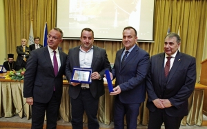 Πρώτο το ΕΒΕΠ έκοψε την πρωτοχρονιάτικη πίτα του 2024 Βραβεύτηκαν από την ναυτιλία οι Ευ. Μυτιληναίος, Χ. Βαφειάς, Δ. Θεοδοσίου &amp; Δ Κούστας