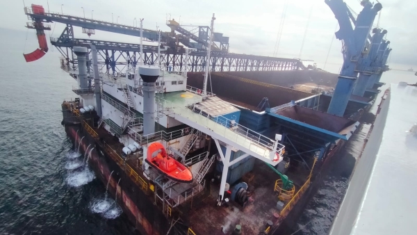 Tsavliris Salvage in refloating operation outbound of Indonesia