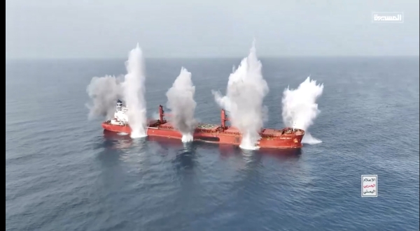 Dramatic attacks by Houthis on 2 Greek-owned ships in the Red Sea