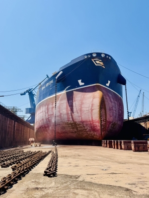 Το “IONIC ARIADNE” στα Ναυπηγεία Σκαραμαγκά