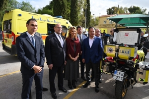 Δωρεά 6 ασθενοφόρων και 20 δικύκλων στο ΕΚΑΒ από την Ένωση Ελλήνων Εφοπλιστών