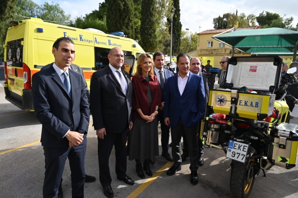 Δωρεά 6 ασθενοφόρων και 20 δικύκλων στο ΕΚΑΒ από την Ένωση Ελλήνων Εφοπλιστών