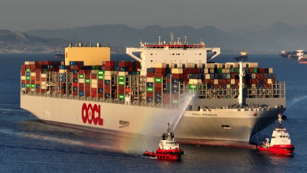 Στον Πειραιά το “OOCL Piraeus”, ένα από τα μεγαλύτερα container ship στον κόσμο