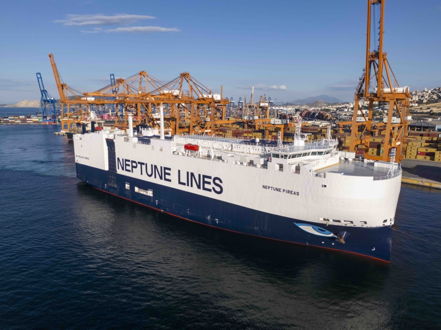Το “Neptune Pireas πραγματοποιεί την πρώτη του προσέγγιση στο ιστορικό λιμάνι του Πειραιά